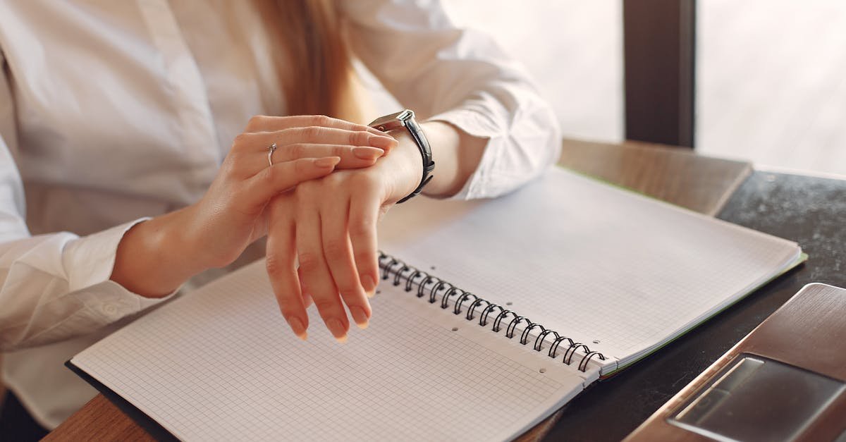 Comment intégrer des pauses dans la journée de travail : astuces simples pour rester concentré et productif