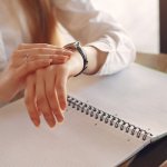 Comment intégrer des pauses dans la journée de travail : astuces simples pour rester concentré et productif
